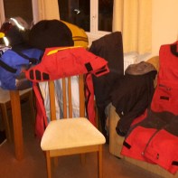 Natte zeilkleding in de caravan